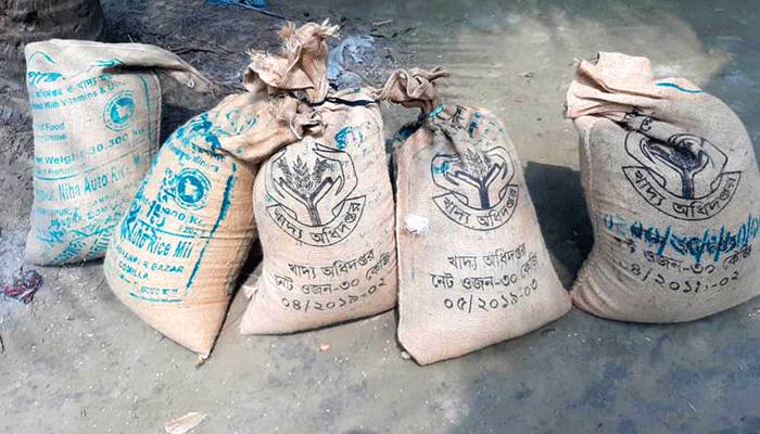 লক্ষ্মীপুরে খাদ্যবান্ধব কর্মসূচির চাল চুরি করে অতিরিক্ত মূল্যে বিক্রির অভিযোগ
