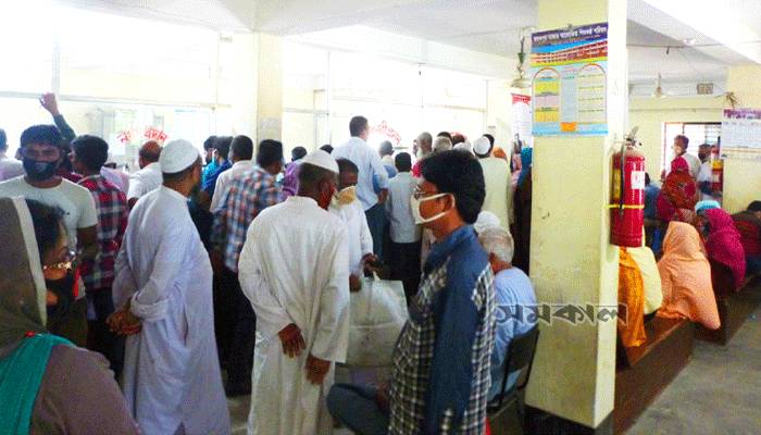 সামাজিক দূরত্বের নামে ‘চোর-পুলিশ’ খেলছেন অনেকে!