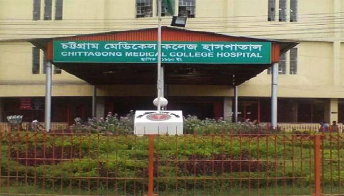 চট্টগ্রামে ট্রাকের চাকায় পিষ্ট যুবককে হাসপাতালে নিয়ে গেলেন ম্যাজিস্ট্রেট