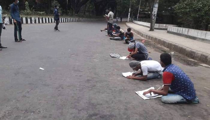 বাইরে আড্ডা দেওয়ায় ৩০ জনকে পুলিশের ব্যতিক্রমী সাজা