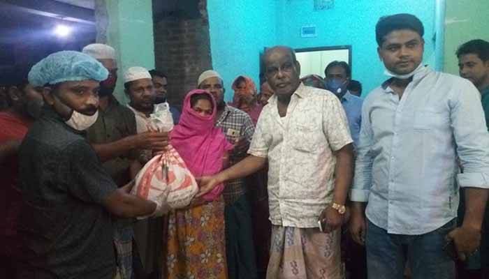 সিদ্ধিরগঞ্জে ৮শ’ পরিবারের মাঝে খাদ্যসামগ্রী বিতরণ