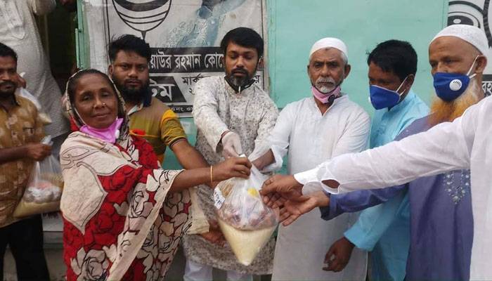 লালবাগে দুস্থদের পাশে রওনাক স্পোর্টিং ক্লাব