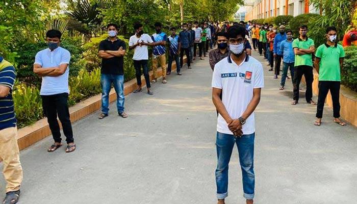শ্রমিকের বেতনসহ খাদ্য সামগ্রী বিতরণ করলো মিথিলা টেক্সটাইল