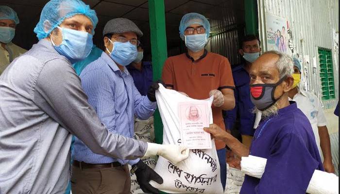 ফরিদপুরে প্রধানমন্ত্রীর মানবিক সহায়তা পেল কর্মহীন ও প্রতিবন্ধী জনগোষ্ঠী