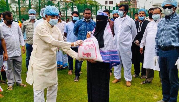 ঢাকা মহানগর দক্ষিণ আ'লীগের খাদ্য সামগ্রী বিতরণ
