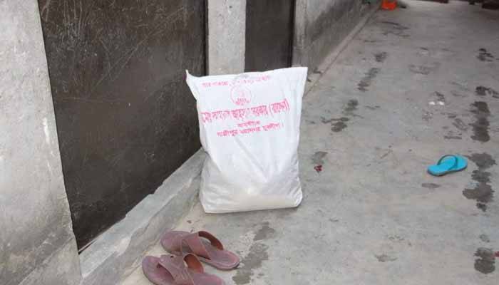 ঘুম থেকে উঠে দরজার সামনে পেলেন খাবারের ব্যাগ