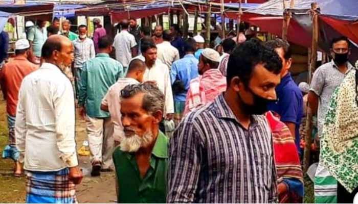মতলবে সাপ্তাহিক হাটে করোনা ঝুঁকি বাড়াচ্ছে