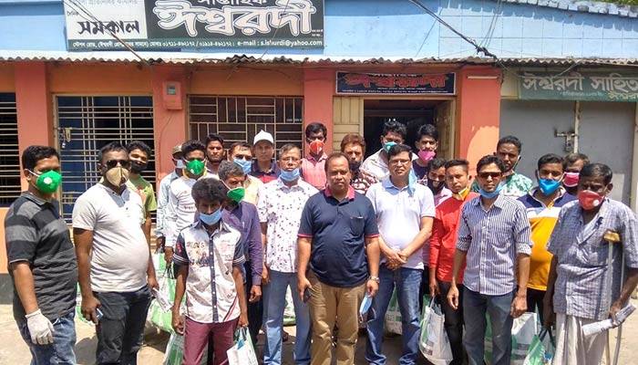 ঈশ্বরদীতে পত্রিকা বিক্রেতাদের মাঝে খাদ্য সামগ্রী ও পিপিই বিতরণ