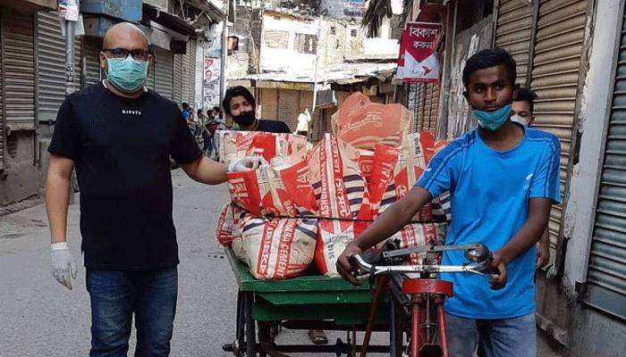 রাজধানীর ১০০ বাসায় খাবার পৌঁছে দিলেন আইনজীবী ইমতিয়াজ