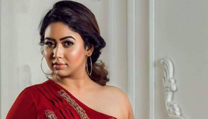 'নিজের আঁকা ছবির প্রদর্শনী করতে চাই'