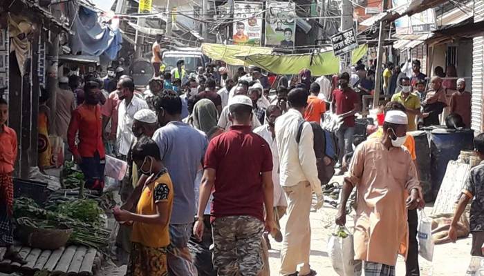 নিষেধাজ্ঞা অমান্য করে বসছে সাপ্তাহিক বাজার