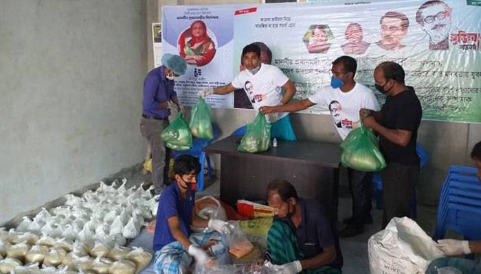 ঢাকা দক্ষিণ যুবলীগের ত্রাণ বিতরণ অব্যাহত