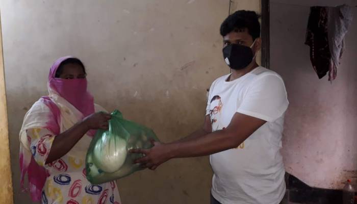 বাসায় বাসায় নববর্ষের উপহার পৌঁছে দিল ঢাকা দক্ষিণ যুবলীগ