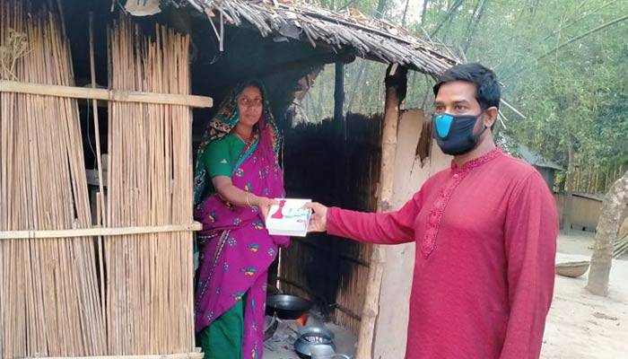 বাড়ি বাড়ি খাবার পৌঁছে দিলেন সাবেক ছাত্রলীগ নেতা টিপু