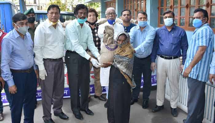 খুলনায় দরিদ্রদের মাঝে ওজোপাডিকোর খাদ্য সামগ্রী বিতরণ