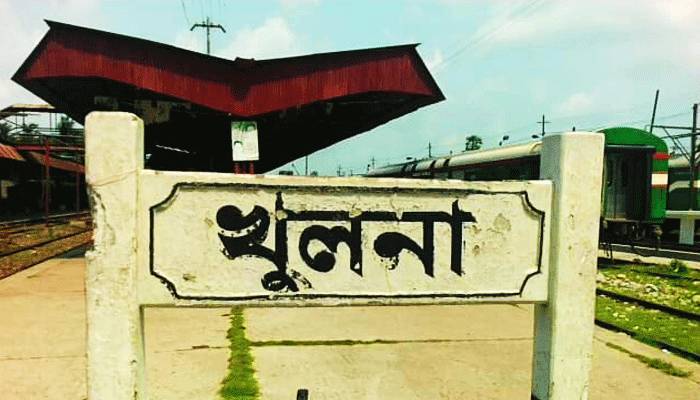 বিক্ষুব্ধ লোকজনের হামলায় চেয়ারম্যান আহত, পুলিশের ফাঁকা গুলি