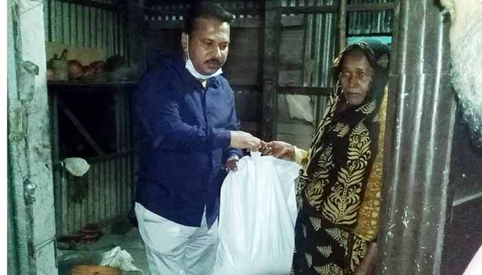 ঘুম থেকে ডেকে ত্রাণ দিচ্ছেন নজরুল ইসলাম বাবু