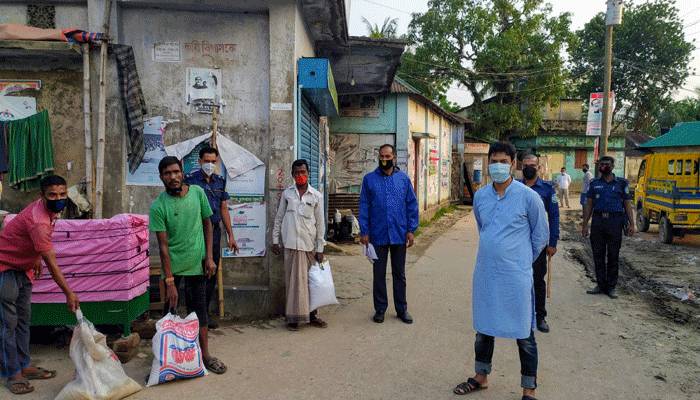 অকারণে বাইরে ঘোরাঘুরি করার জরিমানা ত্রাণসামগ্রী