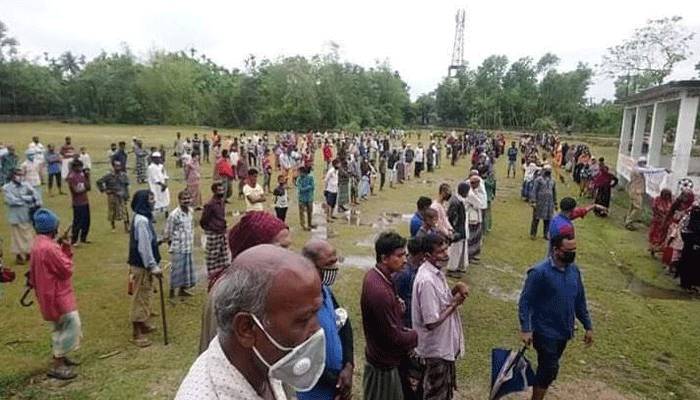 কুলাউড়ায় কর্মহীন মানুষের জন্য বিনামূল্যে সব‌জি বাজা‌র