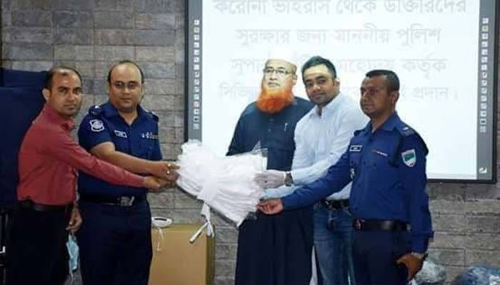 ৮০০ পিপিইসহ বিপুল পরিমাণ মাস্ক দিলেন কুষ্টিয়ার পুলিশ সুপার