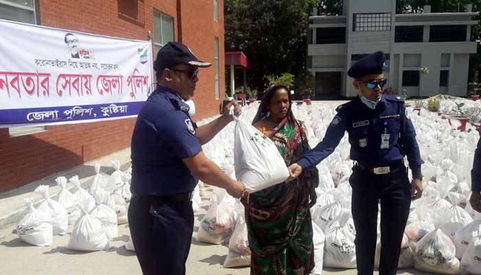 কুষ্টিয়ায় ২ হাজার পরিবারকে খাদ্য সহায়তা দিলেন পুলিশ সুপার