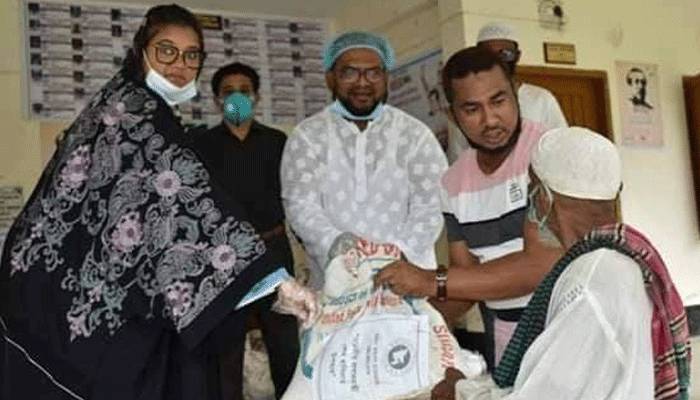 প্রধানমন্ত্রীর উপহার পৌঁছে দিচ্ছেন সেলিনা ইসলাম এমপি
