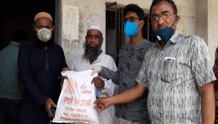 নিজস্ব অর্থায়নে দুস্থদের খাদ্য সহায়তা মাশরাফির