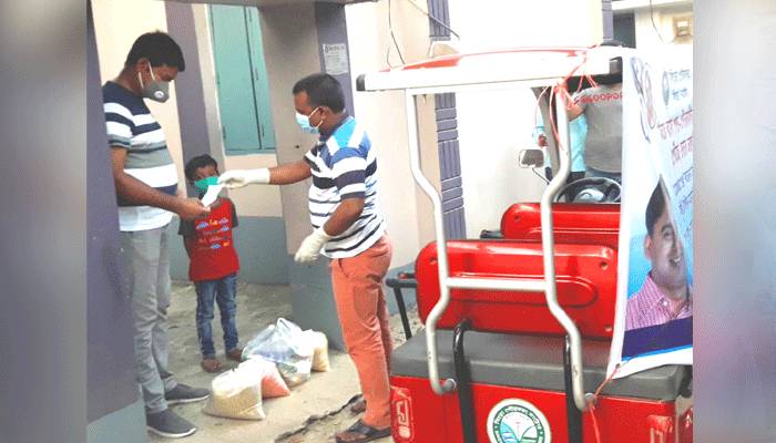 ফোন করলেই বাড়িতে নিত্যপণ্য পৌঁছে দিচ্ছেন পৌর মেয়র