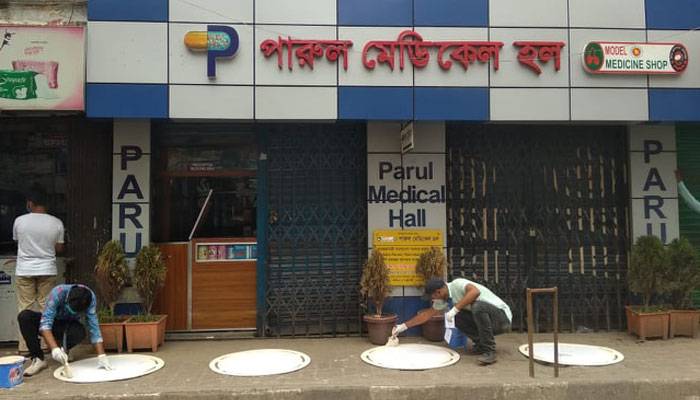 ২৭ ফার্মেসি ও দোকানের সামনে আঁকা হলো `সামজিক দূরত্ব সার্কেল`