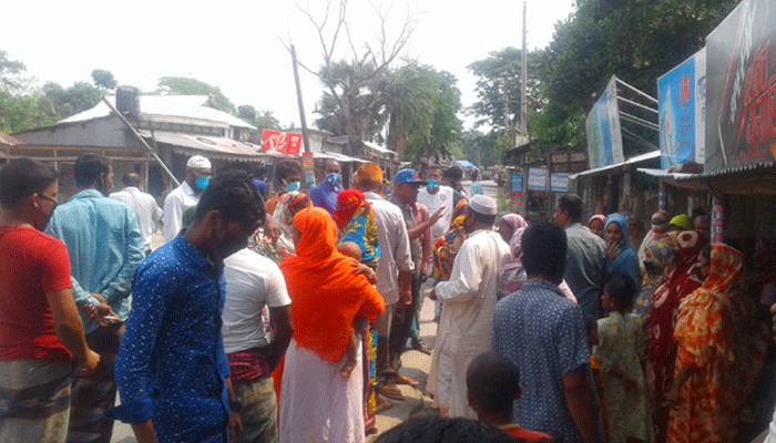 মুকসুদপুরে ত্রাণের দাবিতে সড়ক অবরোধ
