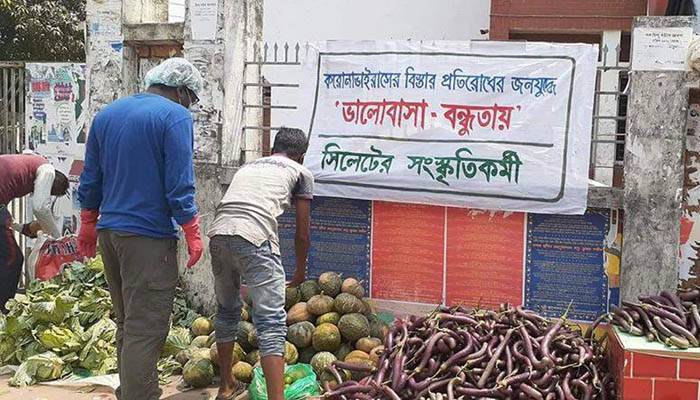 সিলেটে বিনামূল্যে সবজি দিচ্ছেন সংস্কৃতিকর্মীরা