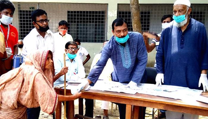 নওগাঁয় ব্যক্তি উদ্যোগে দরিদ্রদের মাঝে ১৫ লাখ টাকা বিতরণ