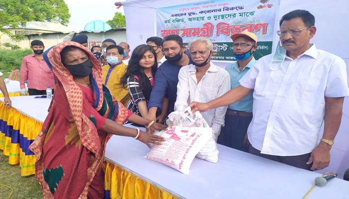 ফরিদপুরে দুস্থ পরিবারের মাঝে ত্রাণ সামগ্রী বিতরণ