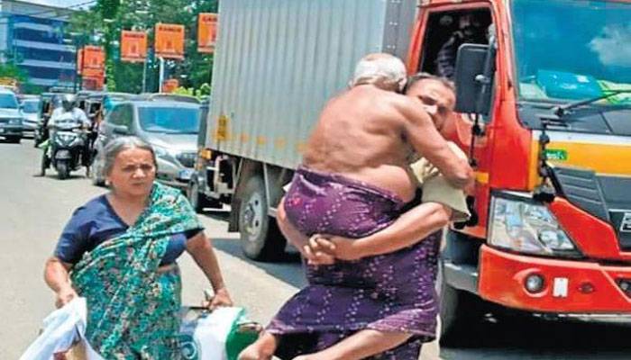 লকডাউনে অসুস্থ বাবাকে কাঁধে নিয়ে বাড়ি ফিরলেন ছেলে