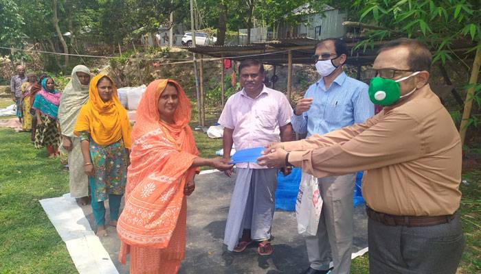 ফরিদপুরে কৃষক ও কৃষাণীর মাঝে মাস্ক বিতরণ