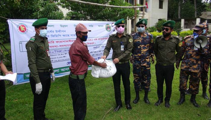 ফরিদপুরে খাদ্য সহায়তা পেল আনসার ও ভিডিপির ২ হাজার ৭০০ সদস্য