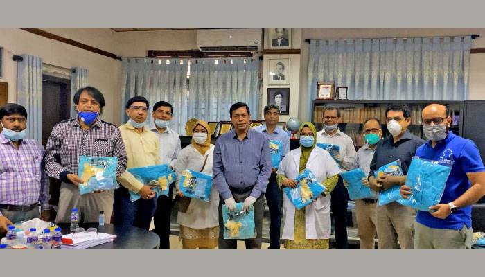 সুহৃদ সমাবেশ ও আল-খায়ের ফাউন্ডেশনের উদ্যোগ ঢাকা মেডিকেলে পিপিই হস্তান্তর