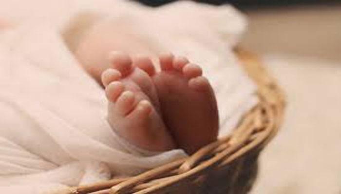 করোনা নিয়ে ব্যস্ত চিকিৎসক, রাস্তায় সন্তান প্রসব