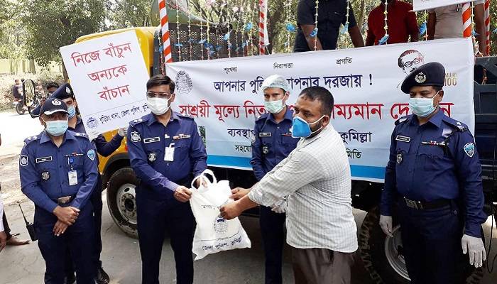 কুমিল্লায় পুলিশের ১৮টি ভ্রাম্যমাণ দোকান উদ্বোধন