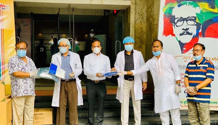 স্বাস্থ্যকর্মীদের জন্য সুরক্ষা সামগ্রী দিল ঢাকা নগর উত্তর আ.লীগ