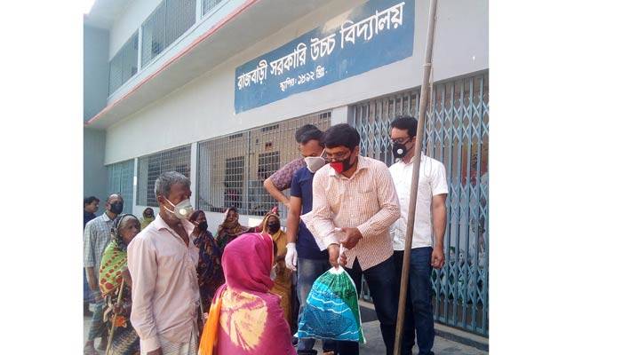 রাজবাড়ী সরকারি উচ্চ বিদ্যালয়ের শিক্ষকদের উদ্যোগে অসহায়দের খাদ্য সহায়তা