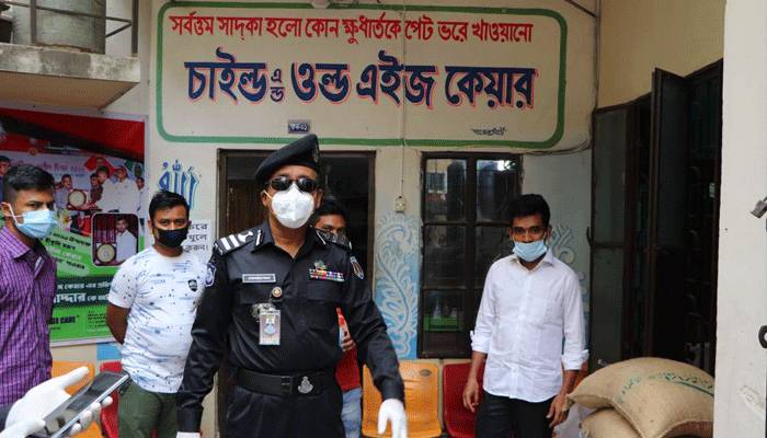 ঢাকায় বৃদ্ধাশ্রমে খাবার পৌঁছে দিল র‌্যাব