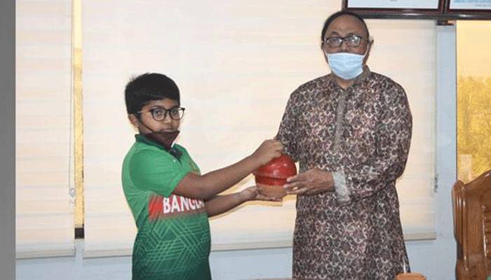 জমানো টাকাসহ শিশুর মাটির ব্যাংক ত্রাণ তহবিলে