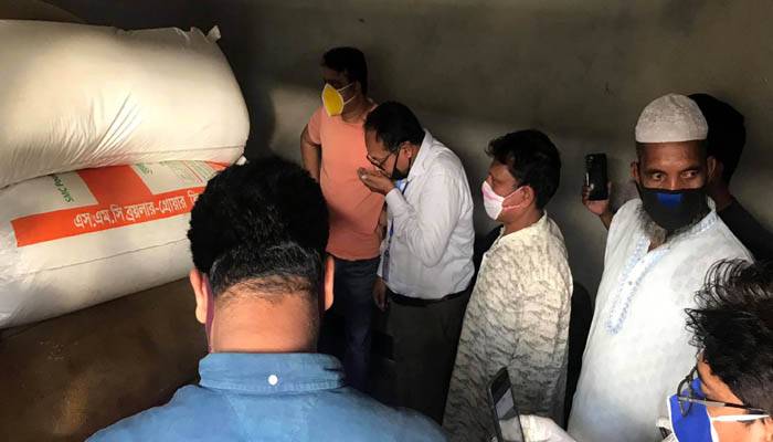চাল মজুদ রাখায় শাহজাদপুরে আ.লীগ নেতাকে জরিমানা