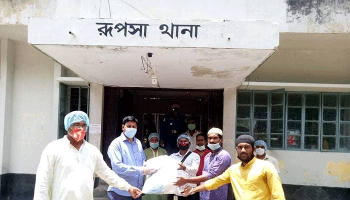 খুলনায় সুরক্ষা সামগ্রী দিল যুবলীগ