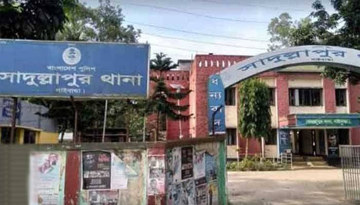 সাদুল্যাপুরে গভীর রাতে বাড়ি বাড়ি গিয়ে ত্রাণ দিচ্ছে পুলিশ