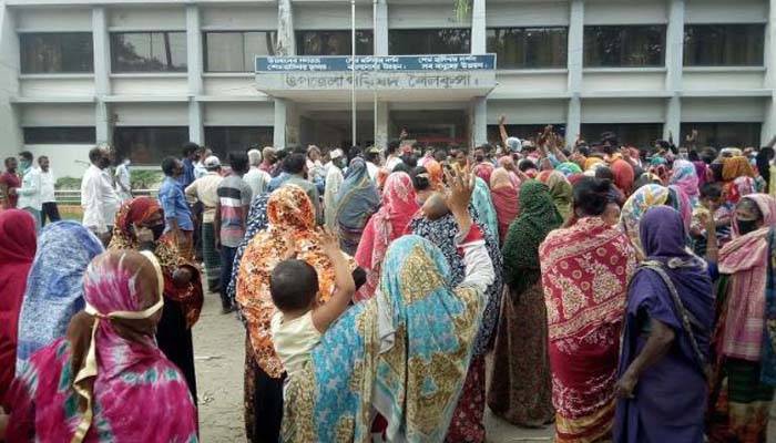 শৈলকুপায় ত্রাণের জন্য ভূমিহীনদের বিক্ষোভ