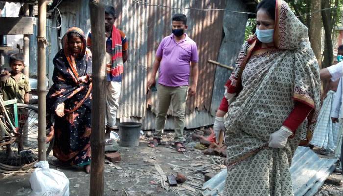 হোমনায় বাড়ি বাড়ি খাদ্য সহায়তা পৌঁছে দিলেন এমপি সেলিমা আহমাদ