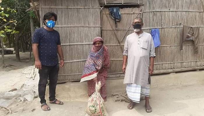 সালথায় ইউপি চেয়ারম্যানের অর্থায়নে বাড়ি বাড়ি গিয়ে ত্রাণ বিতরণ