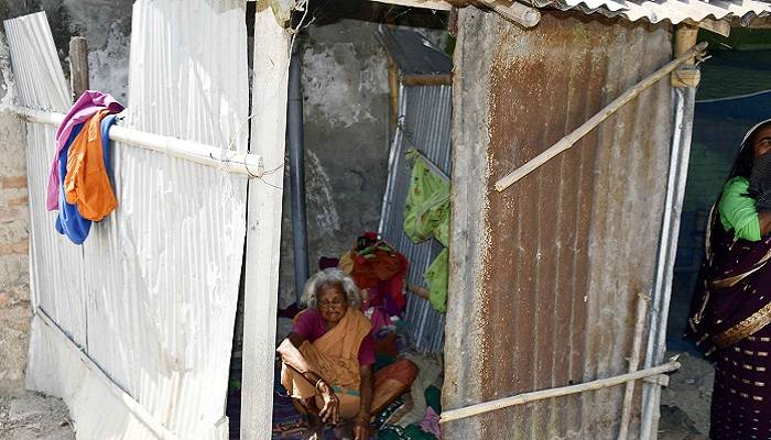 ভাতার টাকার বিনিময়ে বৃদ্ধার ঠাঁই হলো সেপটিক ট্যাংকের ওপর